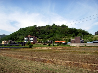 태봉산성 전경. 백제시대부터 있었던 것으로 보이며 조선시대까지 계속 사용된 토성이다. 최영장군의 홍산대첩 현장이기도 하나 지금은 체육공원이 들어서 있다.(충청남도문화재자료 제 368호) 